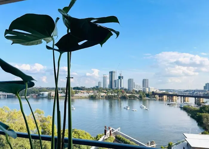 Stunning Waterfront 3 Bedroom Condo With Pool, Bbq