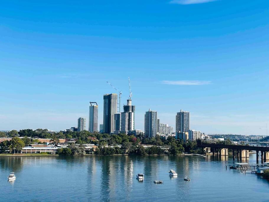 Stunning Waterfront 3 Bedroom With Pool, Bbq Apartment