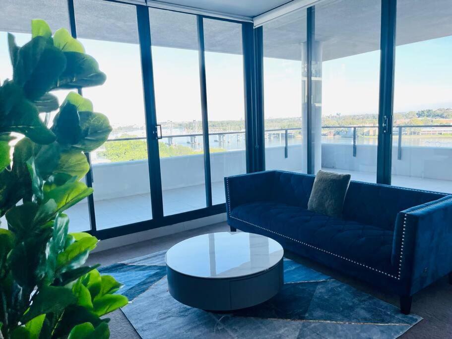 Apartment Stunning Waterfront 3 Bedroom With Pool, Bbq *