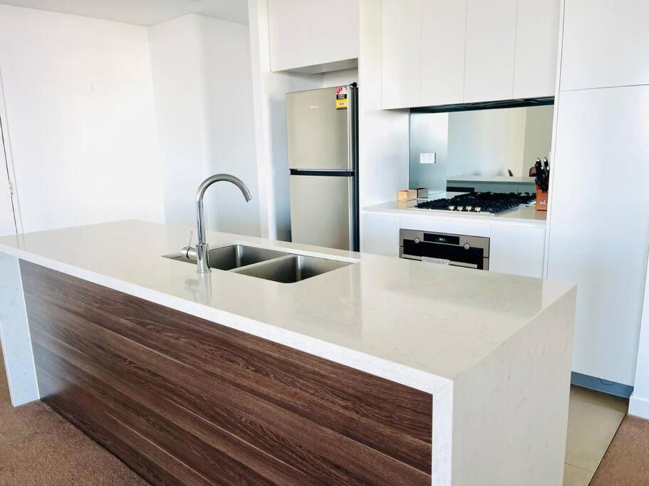 Stunning Waterfront 3 Bedroom With Pool, Bbq Apartment