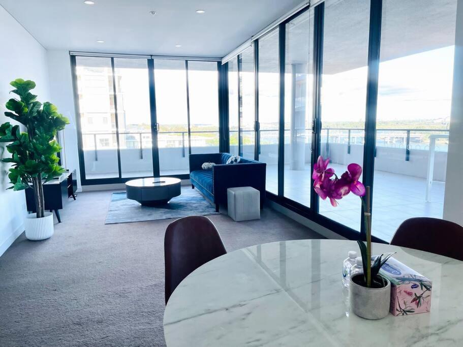 Stunning Waterfront 3 Bedroom With Pool, Bbq Apartment