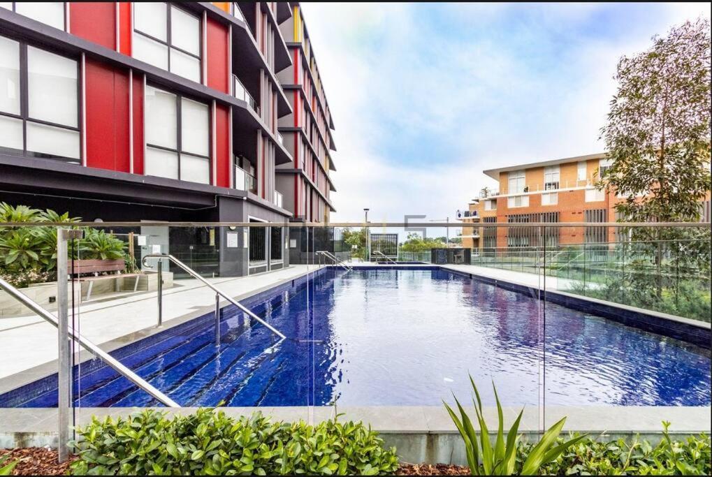Apartment Stunning Waterfront 3 Bedroom With Pool, Bbq *