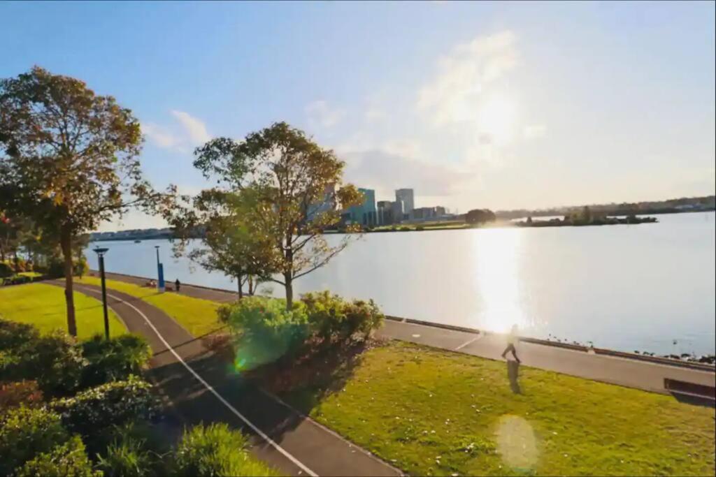 Apartment Stunning Waterfront 3 Bedroom With Pool, Bbq Sydney